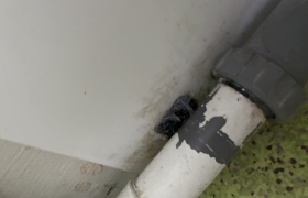 Colmatage des trous de rongeurs avec du fibre métallique et de la silicone anti rongeurs dans une école maternelle de la Seine et Marne 77 